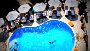 Piscine extérieure, parasols de plage, chaises longues