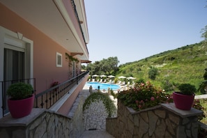 Outdoor pool, pool umbrellas, pool loungers - Villa Dorita (Parga)