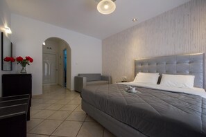 Ropa de cama de alta calidad y caja de seguridad en la habitación 
