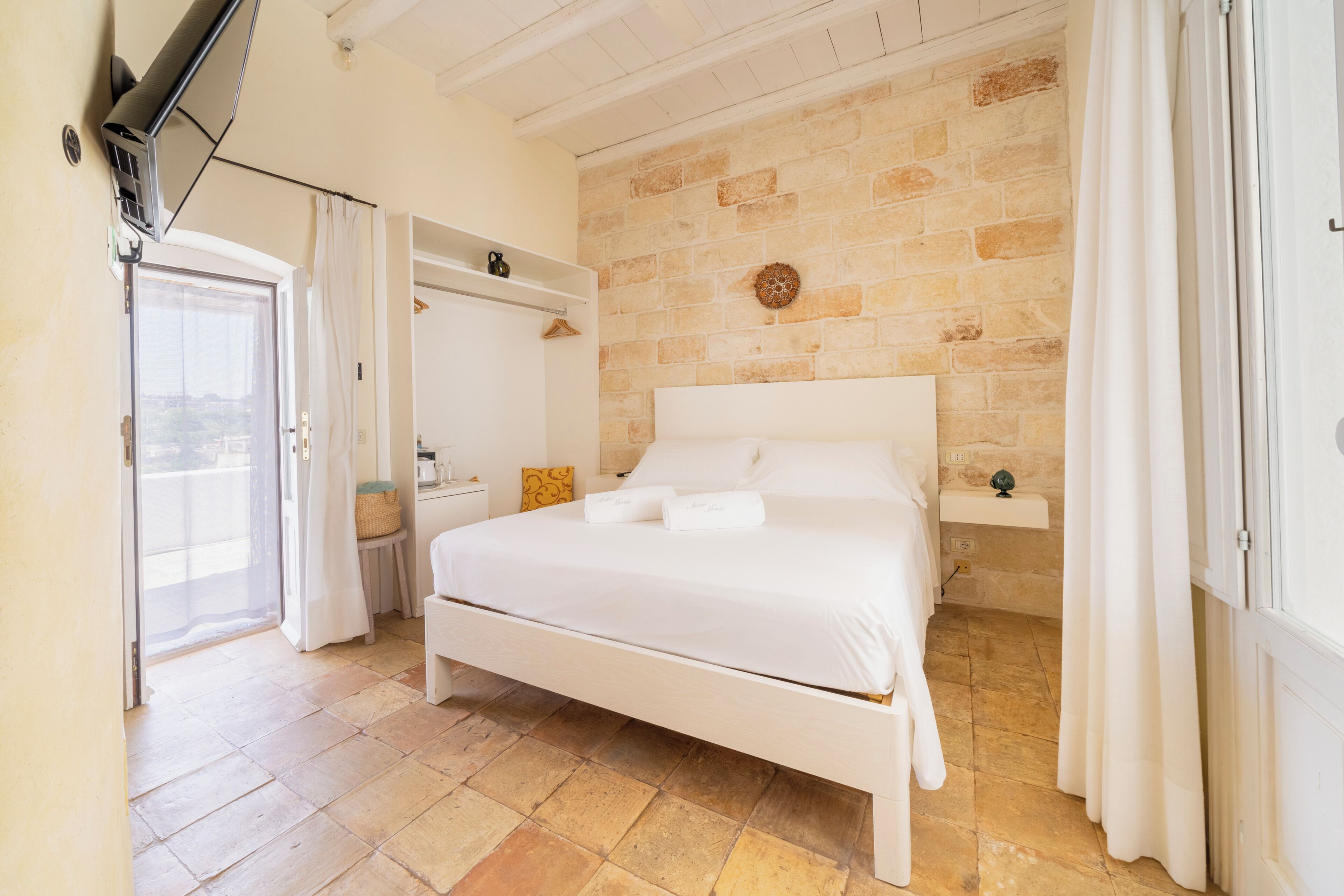 Habitación doble, terraza | Caja fuerte, escritorio, cortinas opacas y sistema de insonorización