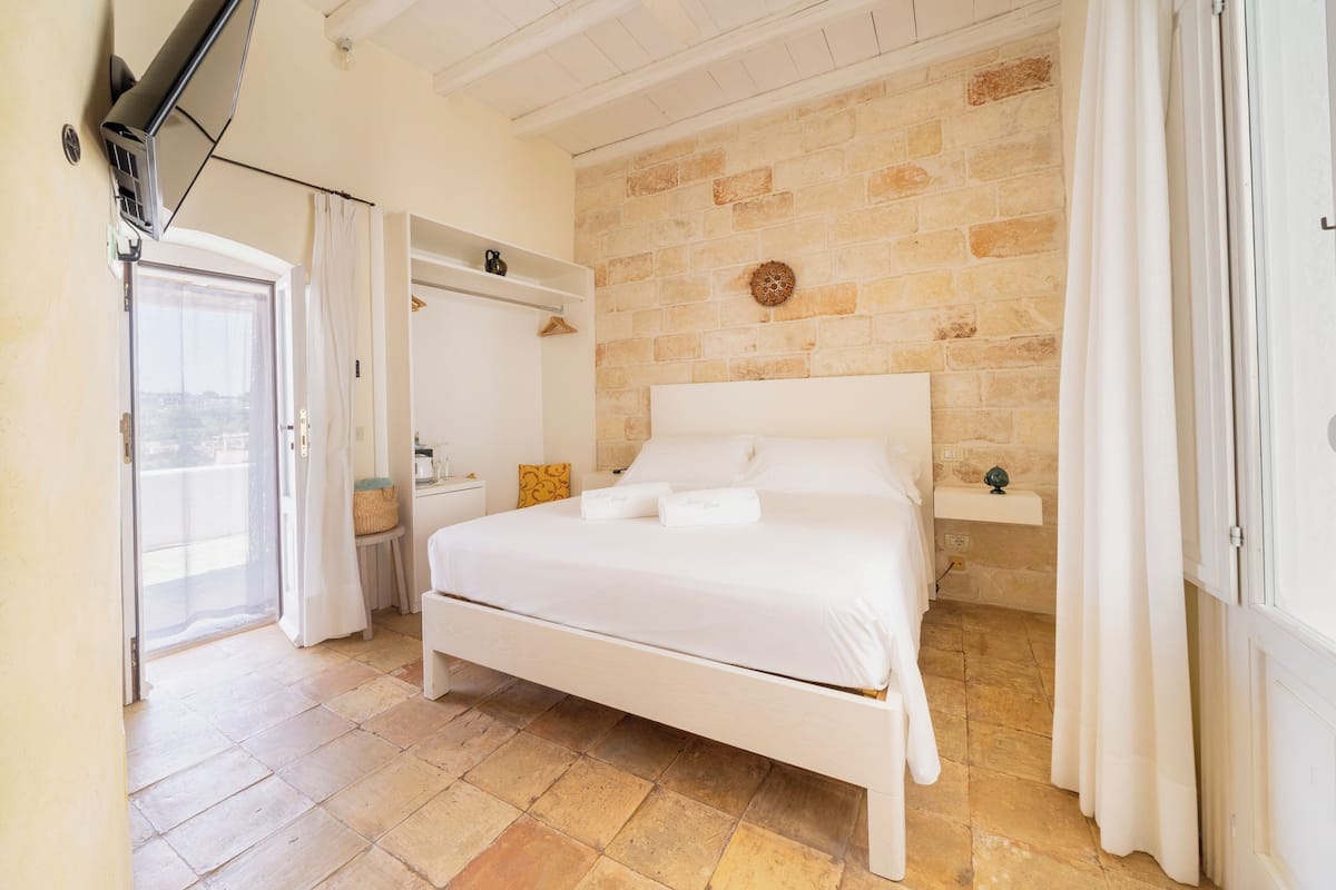 Habitación doble, terraza | Caja fuerte, escritorio, cortinas opacas y sistema de insonorización