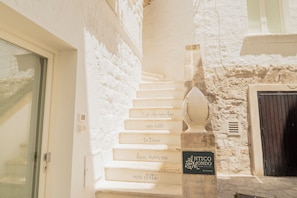 Deluxe Suite, 1 King Bed, Balcony, Oceanfront | In-room safe, desk, blackout curtains, soundproofing - Antico Mondo Rooms & Suites (Polignano a Mare)