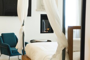 Suite Superior, 1 letto king, vasca da bagno, fronte oceano | Una cassaforte in camera, una scrivania, tende oscuranti