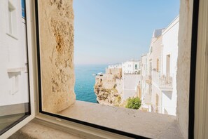 Suite superior, 1 cama de matrimonio grande, bañera, frente al mar | Caja fuerte, escritorio, cortinas opacas y sistema de insonorización