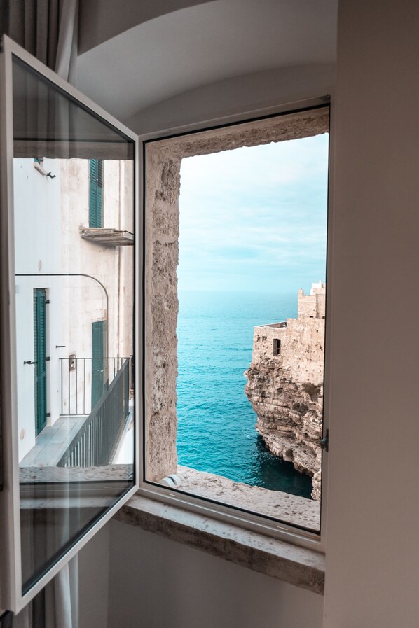 Superior suite, 1 kingsize bed, bad, aan zee | Uitzicht vanuit de kamer