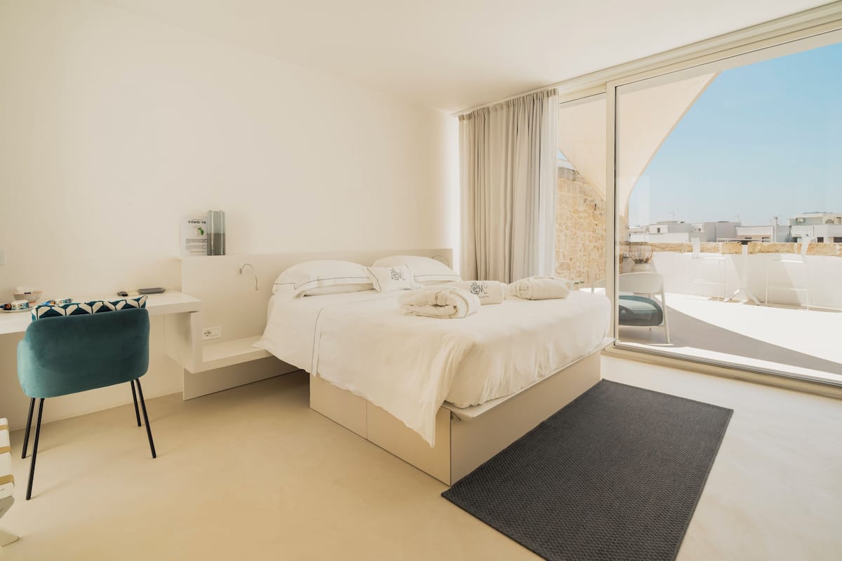 Suite junior, terraza, mirando al mar | Caja fuerte, escritorio, cortinas opacas y sistema de insonorización