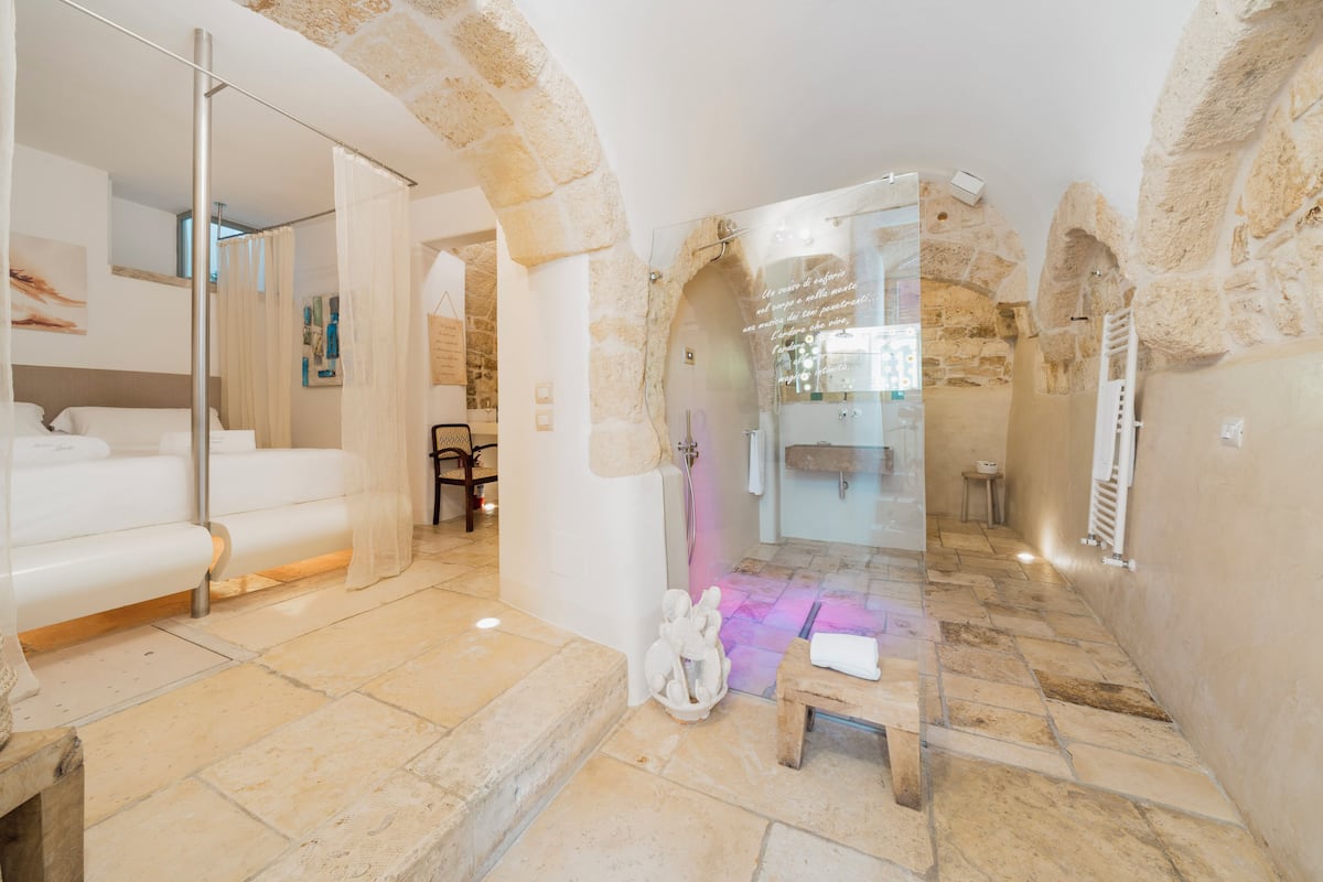 Habitación romántica doble, en edificio anexo ( Cave Ground Floor) | Caja fuerte, escritorio, cortinas opacas y sistema de insonorización