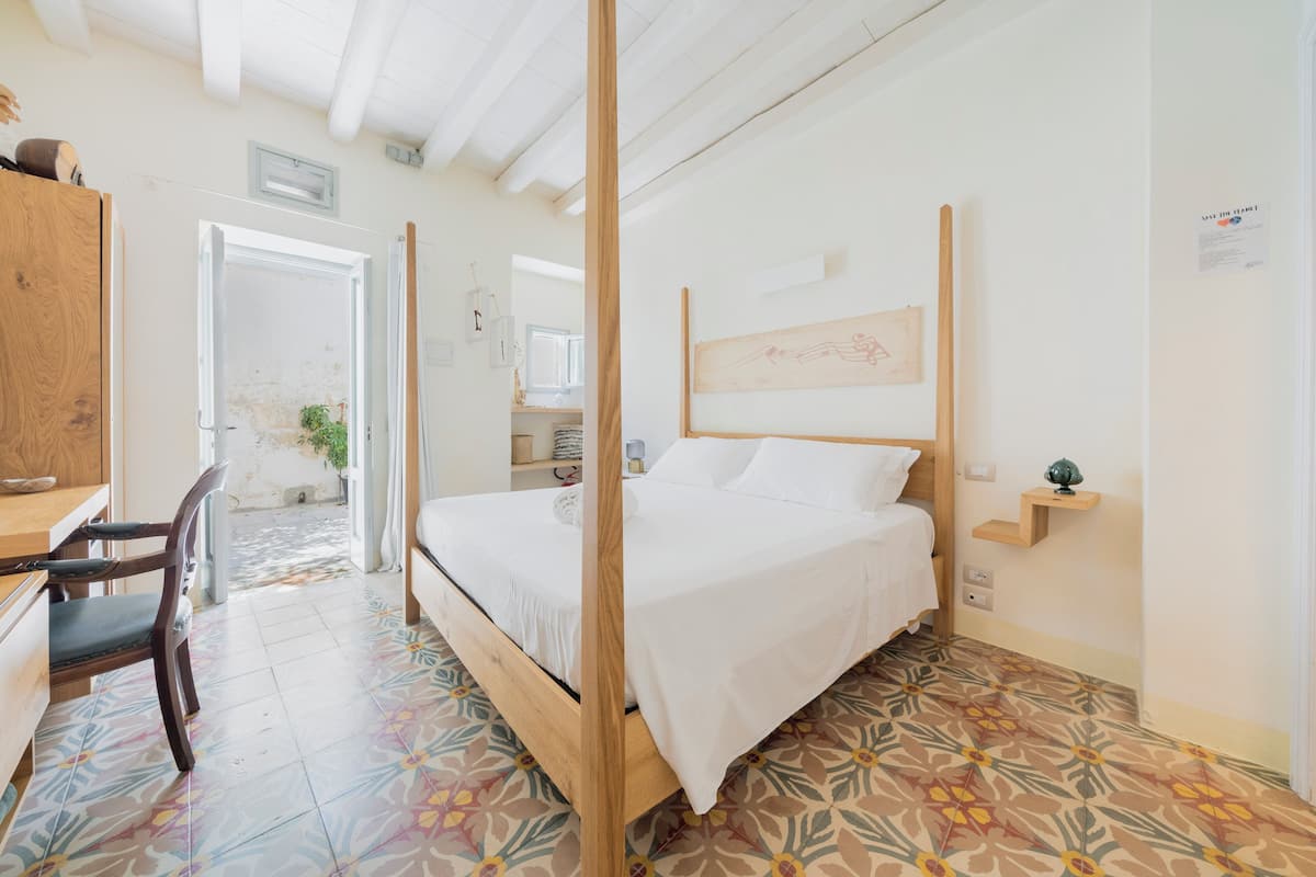 Habitación básica doble, planta baja (No balcony) | Caja fuerte, escritorio, cortinas opacas y sistema de insonorización