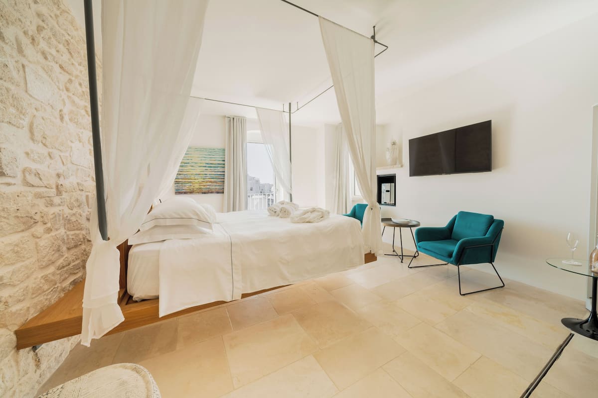 Suite superior, 1 cama de matrimonio grande, bañera, frente al mar | Caja fuerte, escritorio, cortinas opacas y sistema de insonorización