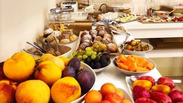 Tägliches kontinentales Frühstück (10 EUR pro Person)