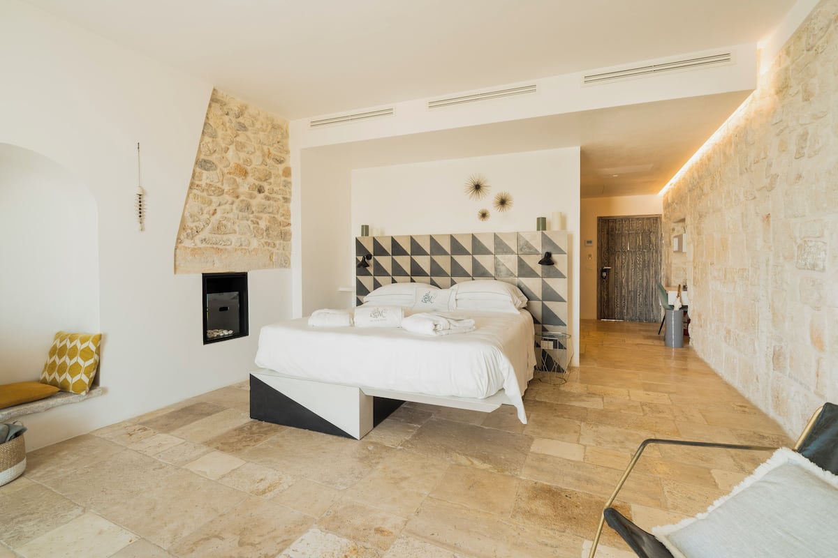Suite Deluxe, 1 cama de matrimonio grande, balcón, frente al mar | Caja fuerte, escritorio, cortinas opacas y sistema de insonorización