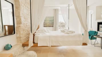 Superior Suite, 1 King Bed, Bathtub, Oceanfront | In-room safe, desk, blackout drapes, soundproofing