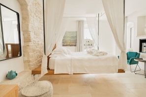 Superior Suite, 1 King Bed, Bathtub, Oceanfront | In-room safe, desk, blackout curtains, soundproofing - Antico Mondo Rooms & Suites (Polignano a Mare)