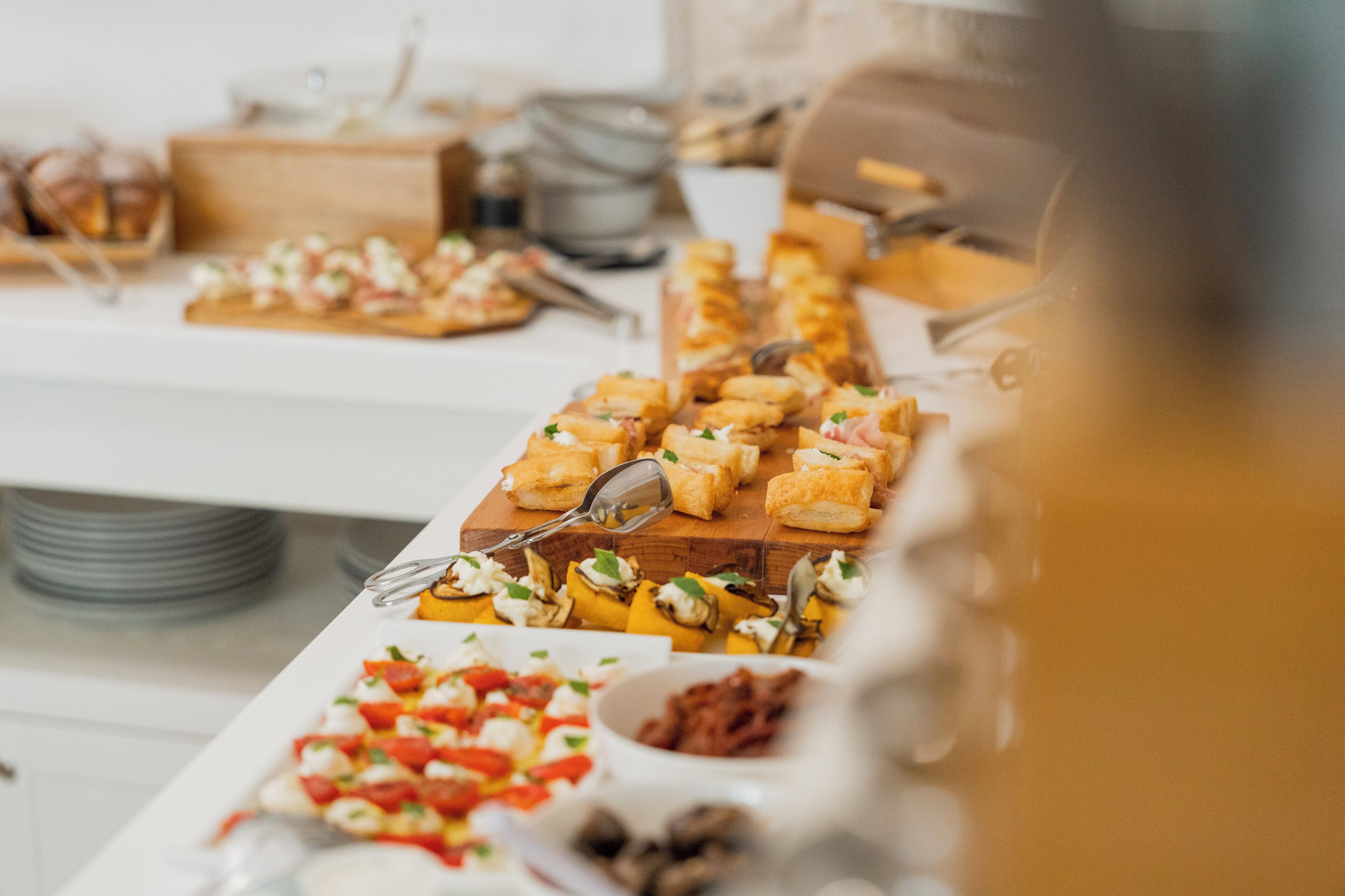 Ein reichhaltiges Buffet mit Speisen und Besteck.