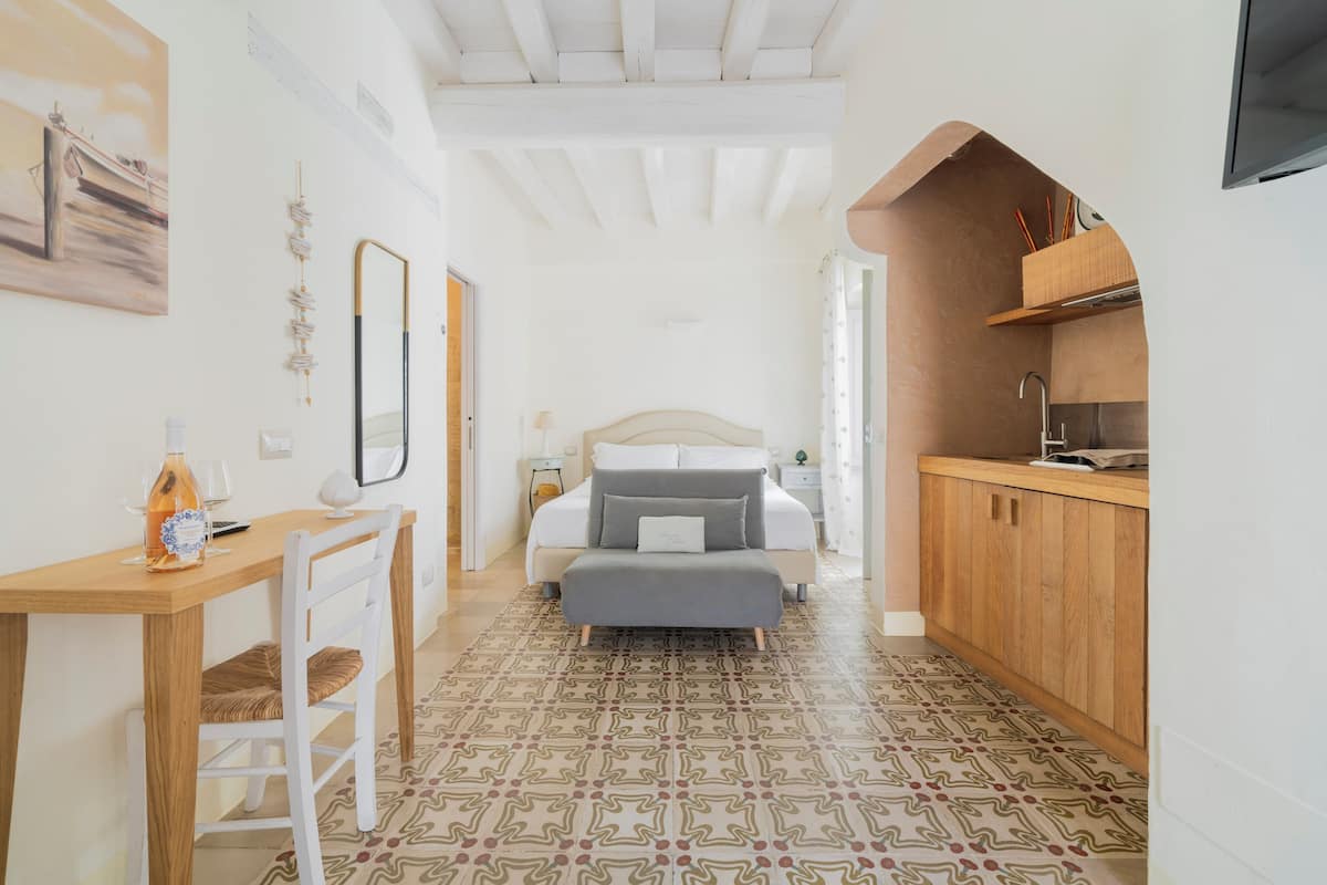 Habitación básica doble, cocina básica, en edificio anexo | Caja fuerte, escritorio, cortinas opacas y sistema de insonorización