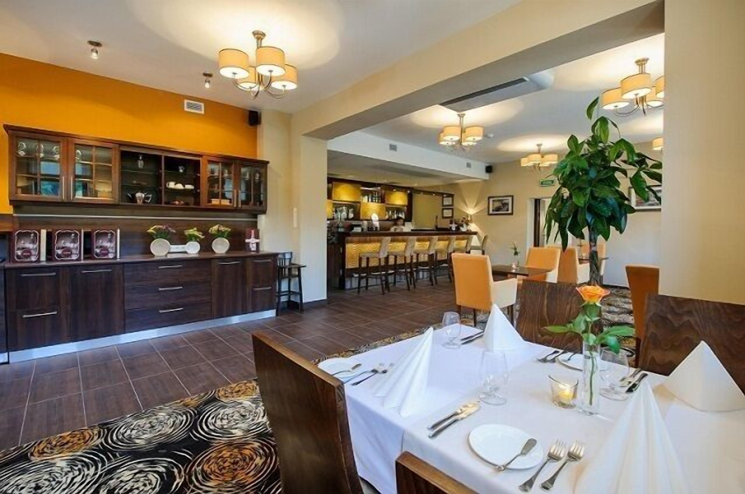 breakfast, lunch and dinner served