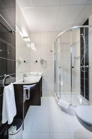 Shower, free toiletries, hair dryer, towels - Hotel Trzebnica (Trzebnica)
