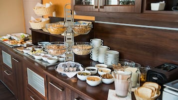 朝食 (ビュッフェ)、平日に提供 (1 名様 45 PLN)