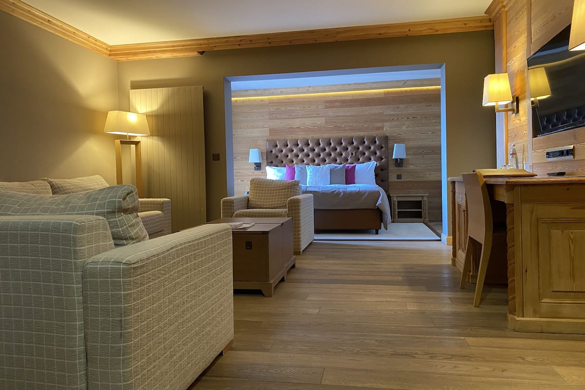 deluxe apartment, 2 bedrooms, mountain view | 1 bedroom, premium bedding, minibar, in-room safe