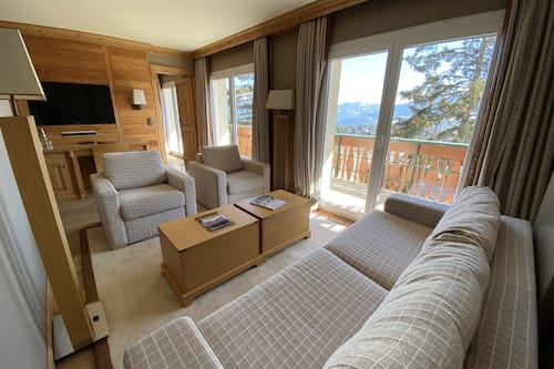 Executive Apartment, 2 Bedrooms, Mountain View | Premium bedding, minibar, in-room safe, desk