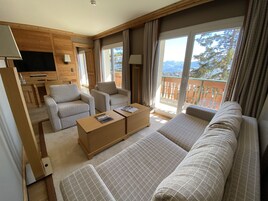 Executive Apartment, 2 Bedrooms, Mountain View | Premium bedding, minibar, in-room safe, desk