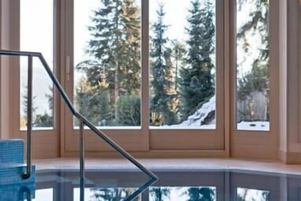 Alberca techada y camastros