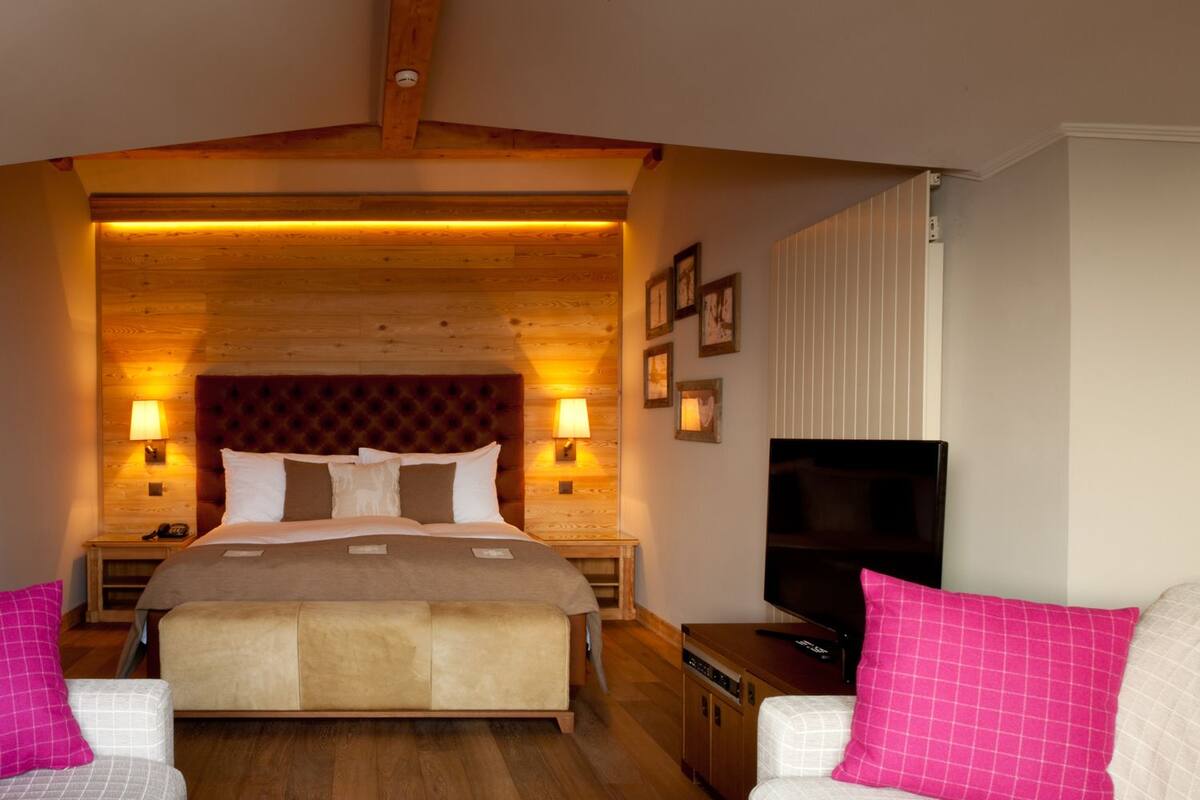 Premium bedding, minibar, in-room safe, desk