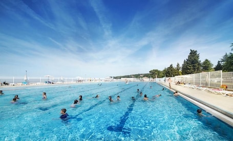 Una piscina techada, una piscina al aire libre de temporada