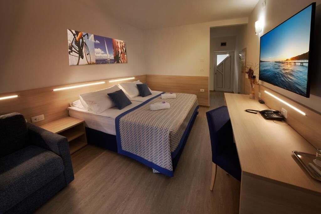 desk, soundproofing, free wifi, bed sheets