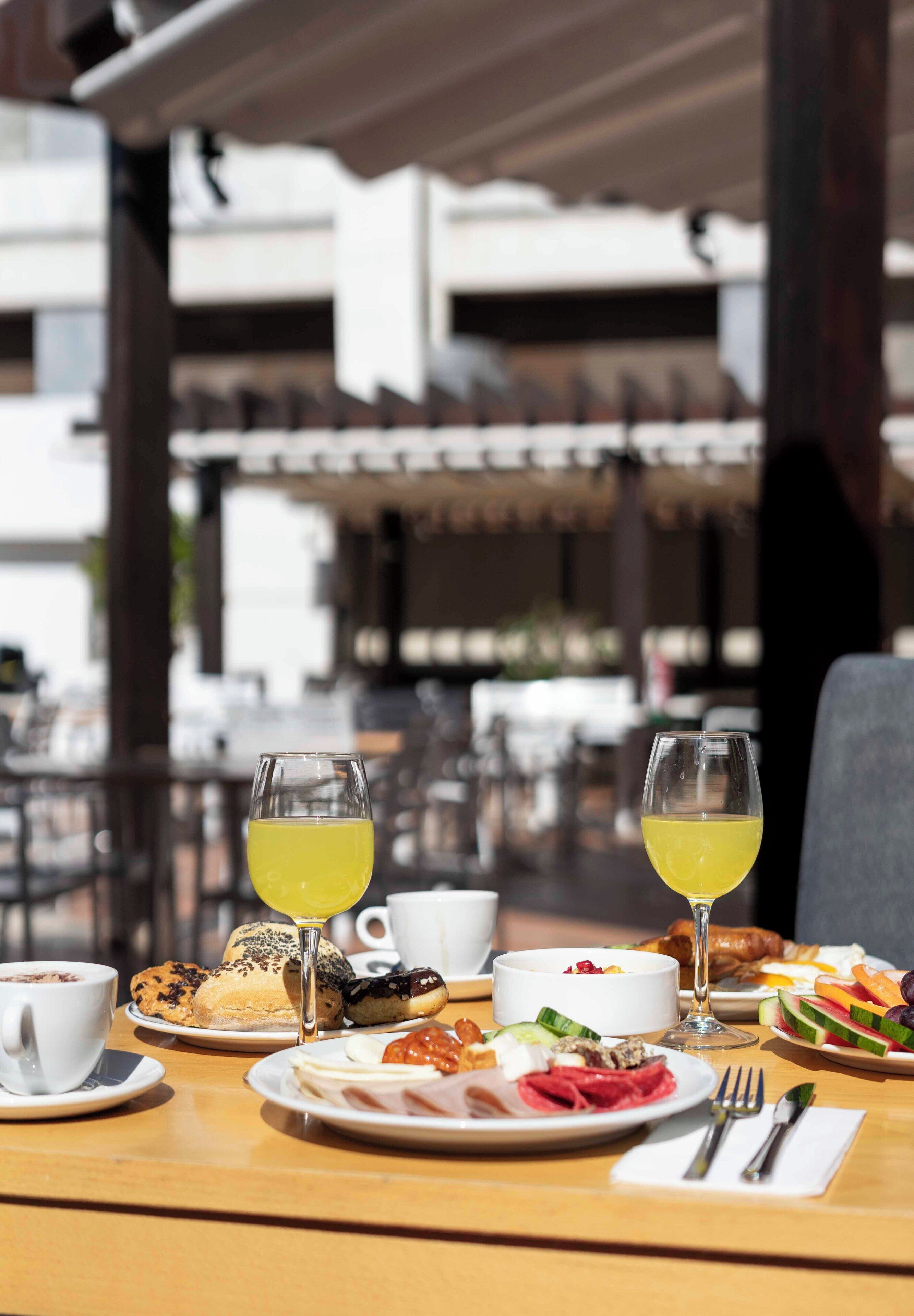 Serveert ontbijt, lunch, diner, uitzicht op het zwembad 