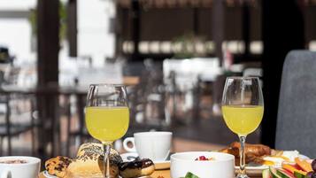 FrĂŒhstĂŒck, Mittagessen, Abendessen, Blick auf den Pool