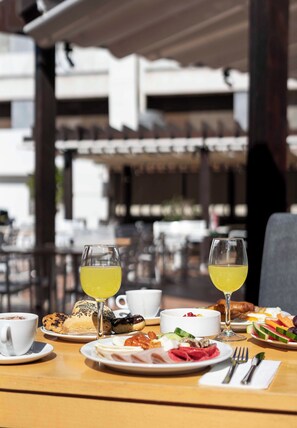 Petit déjeuner, déjeuner et dîner servis sur place, vue sur la piscine