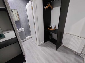 Superior Double Room, 1 King Bed | Bathroom | Shower, free toiletries, hair dryer, towels - High Tide Hotel (Blackpool)