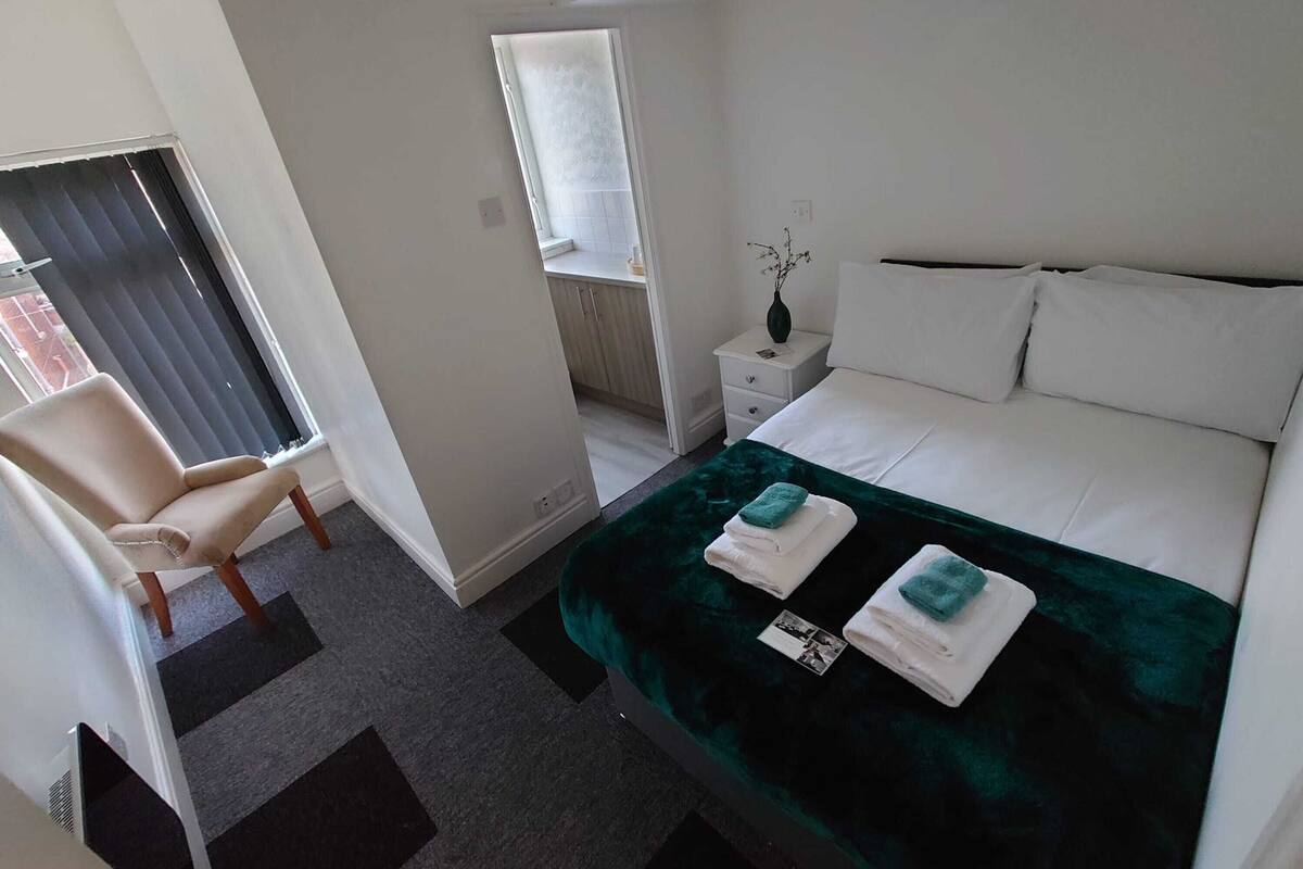 Habitación Deluxe, varias camas | Escritorio, tabla de planchar con plancha y wifi gratis