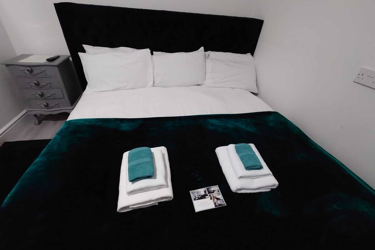 Superior Double Room, 1 King Bed | Desk, iron/ironing board (on request), WiFi (free)