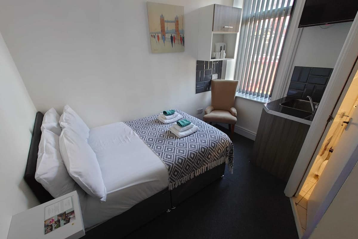Basic Double Room, 1 Double Bed | Desk, iron/ironing board (on request), WiFi (free)