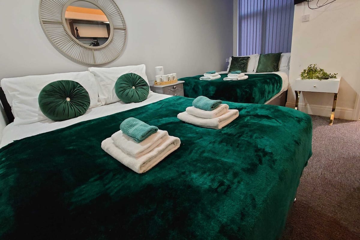 Habitación cuádruple estándar, 2 camas matrimoniales | Escritorio, tabla de planchar con plancha y wifi gratis