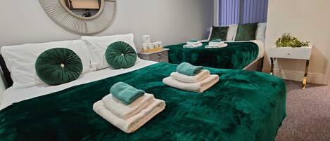 Standard Quadruple Room, 2 Double Beds | Desk, iron/ironing board, free WiFi