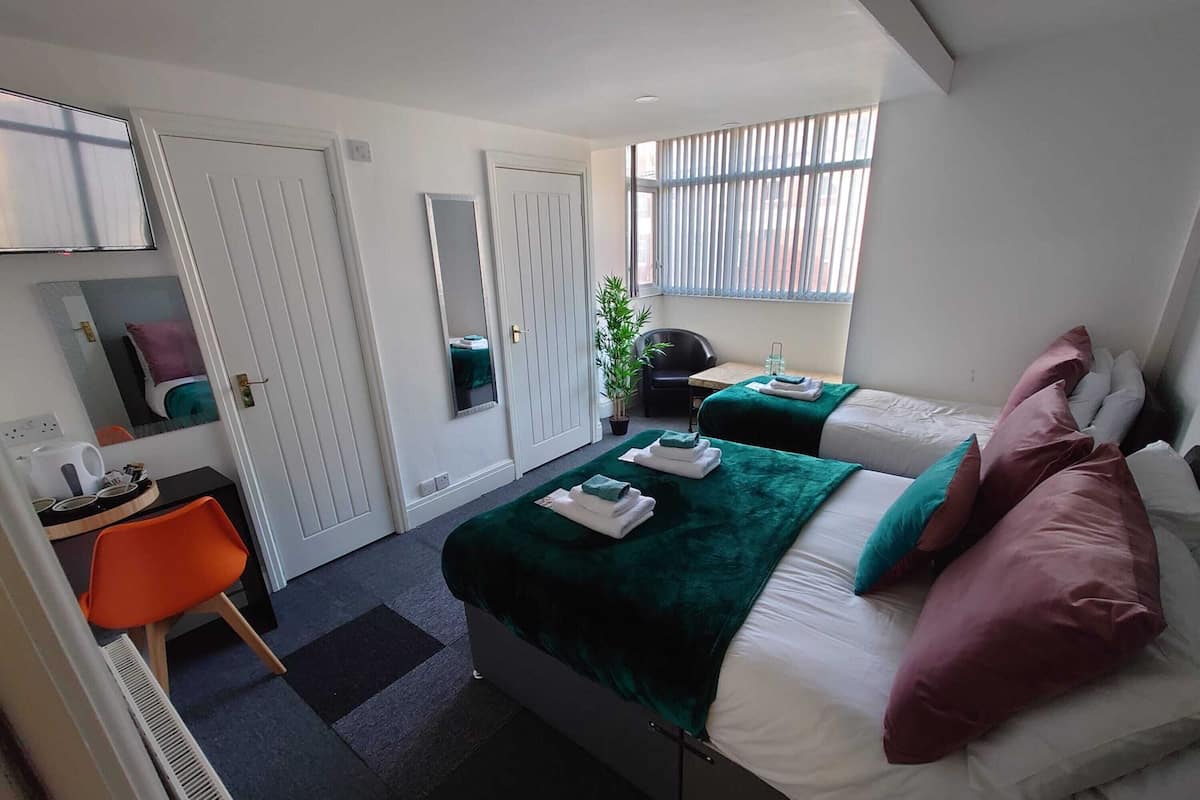 Habitación triple estándar, varias camas | Escritorio, tabla de planchar con plancha y wifi gratis