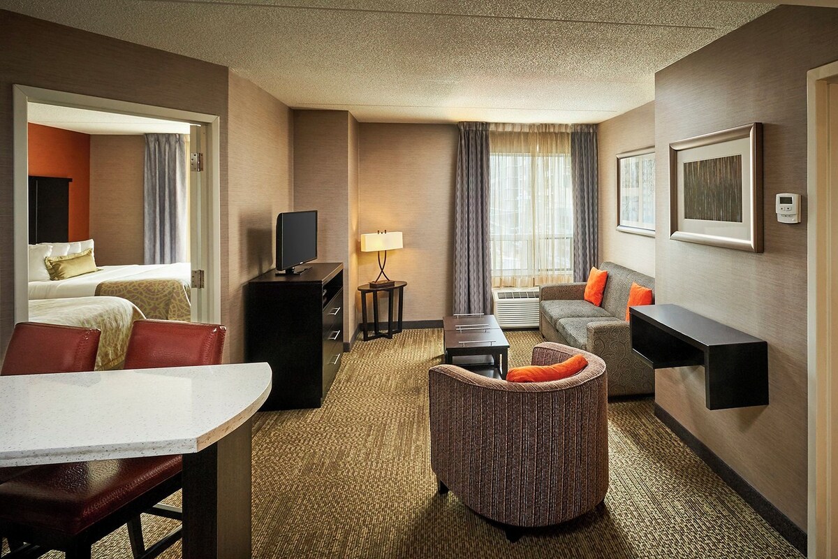 Suite, 2 Bedrooms, Kitchen (Dining) | Desk, blackout drapes, iron/ironing board, WiFi (free)