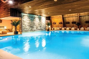 Piscina coperta, con ingresso dalle 08:00 alle 22:00, lettini