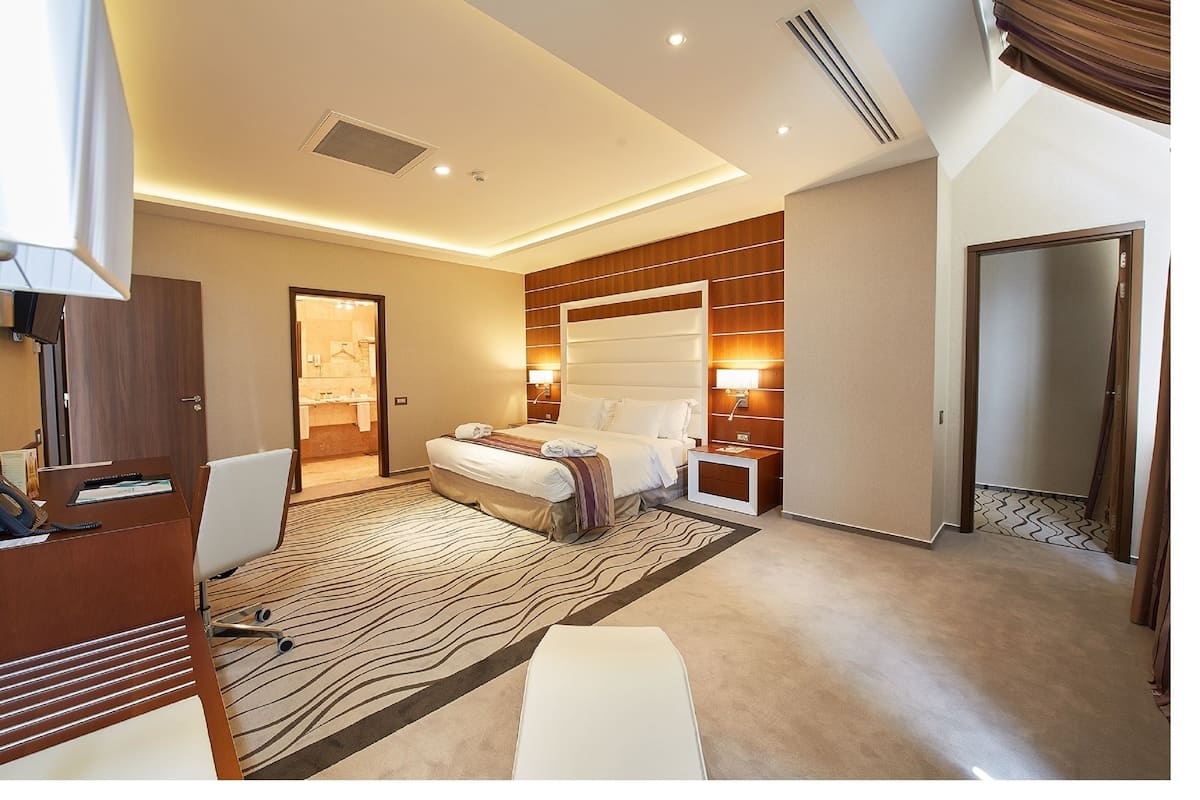 Premium bedding, minibar, in-room safe, desk