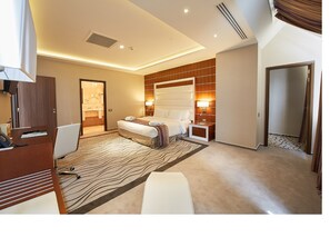 Biancheria da letto di alta qualità, minibar, cassaforte in camera