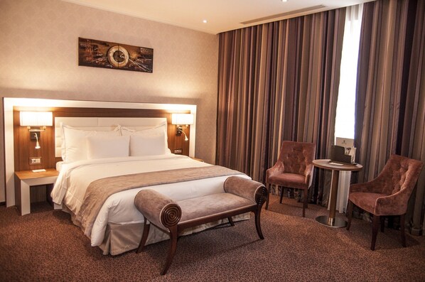 Luxe beddengoed, een minibar, een kluis op de kamer, een bureau