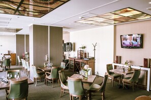 Dagelijks continentaal ontbijt (EUR 10 per persoon)