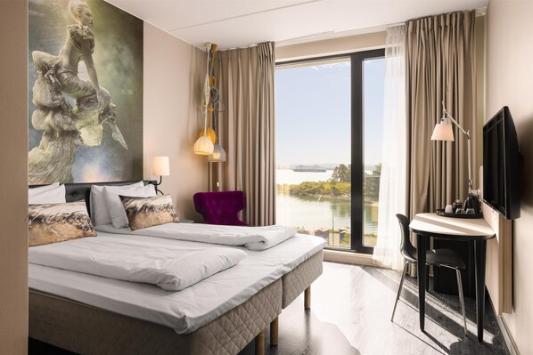 Superior Twin Room | Desk, laptop workspace, blackout drapes, iron/ironing board