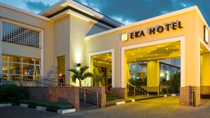 L'esterno dell'HOTEL EKA, caratterizzato da un design moderno, con un ingresso imponente e una scalinata che conduce alla reception.