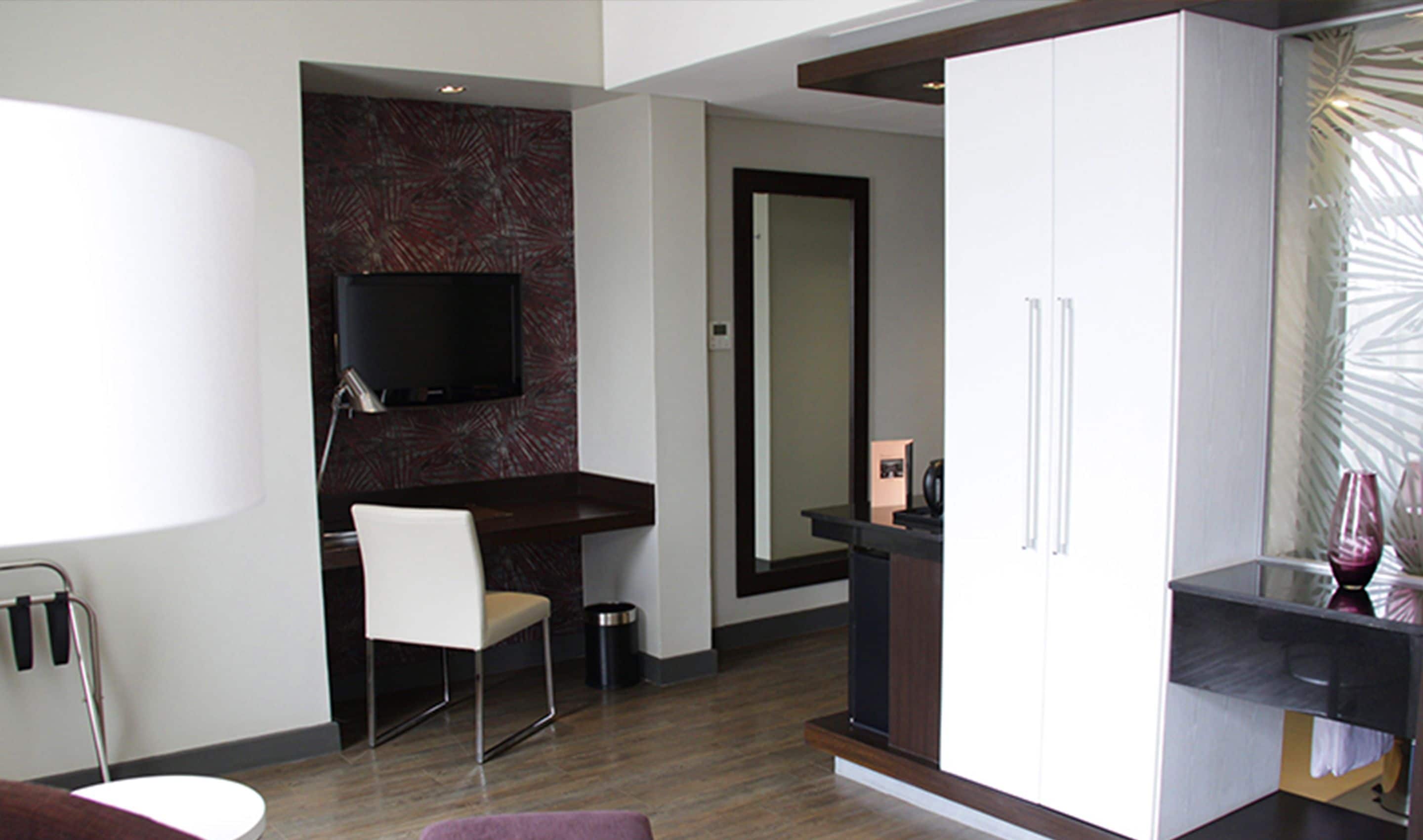 32-inch lcd tv with premium tv channels, tv