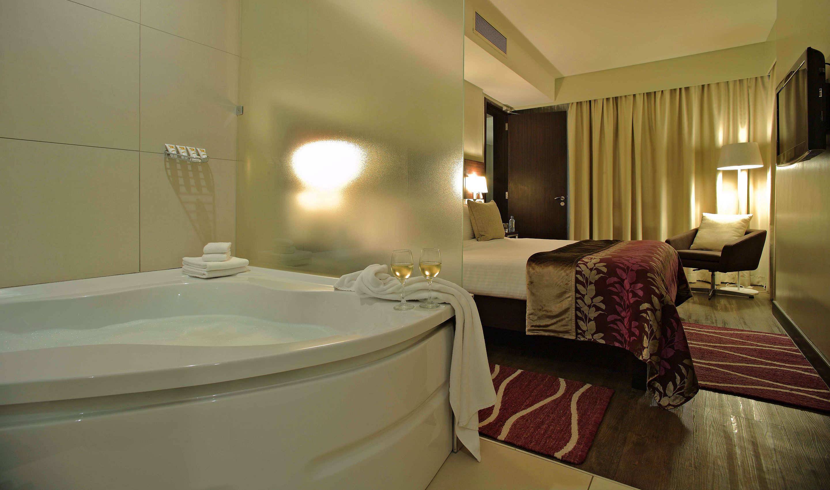 executive room | bathroom | shower, rainfall showerhead, free toiletries, hair dryer