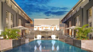 Außenpool, Sonnenschirme, Liegestühle